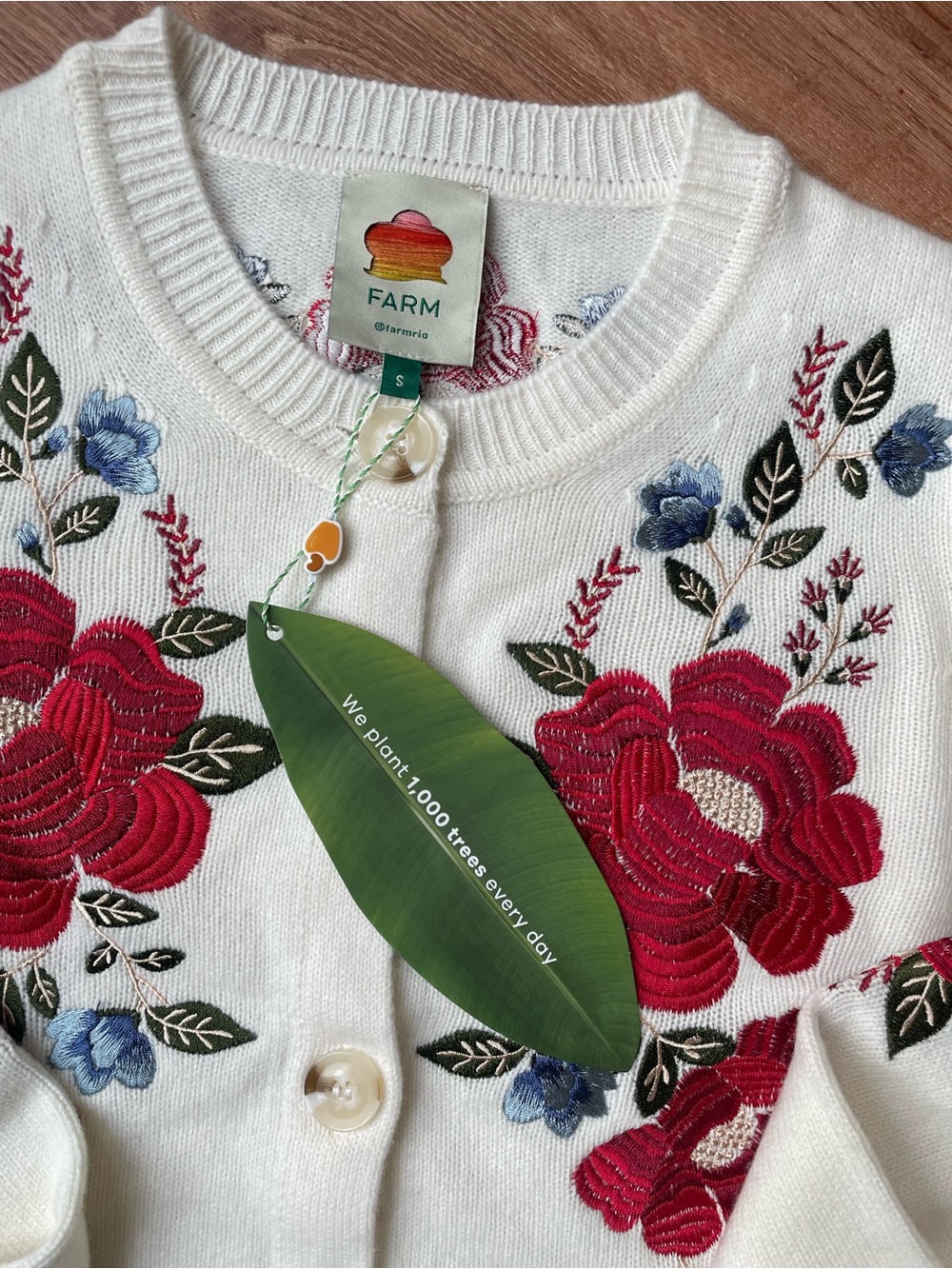 FARM Rio Cream Embroidered Flowers Buttoned Knit Cardigan! - Picture 2 of 9